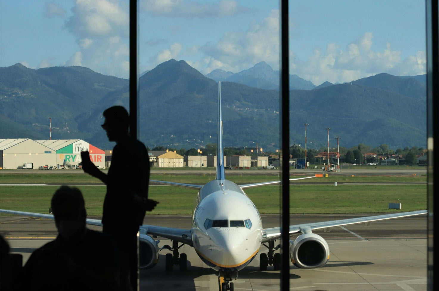 Flight Club:  Compression Socks vs. Jet Lag